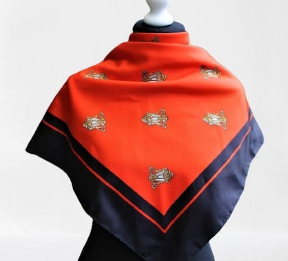 Rot Schwarz Vintage Schal Frauen Accessoire Lampe Druck Klassisch Geschenk Für Sie von RetroFashionistaShop