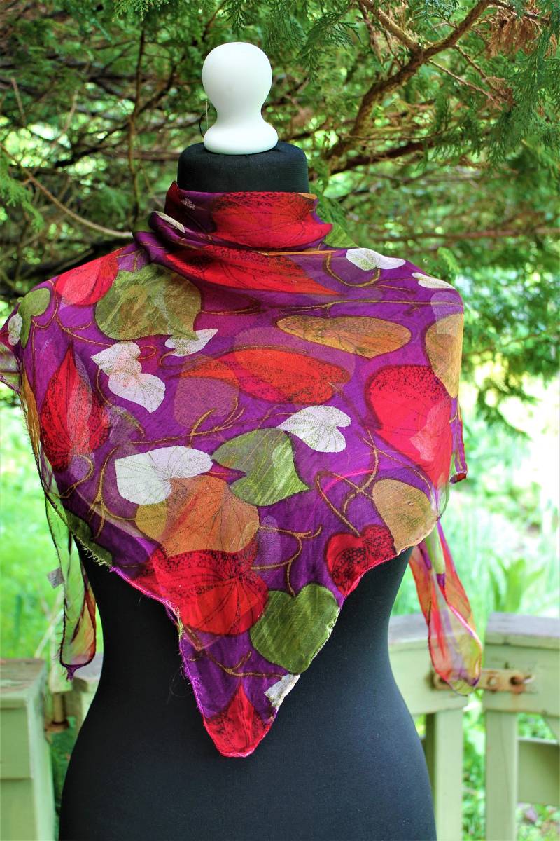 Schal Vintage Rot Grüne Blätter Lila Weiß Accessoire Shiffon Frauen Geschenk Für Sie von RetroFashionistaShop