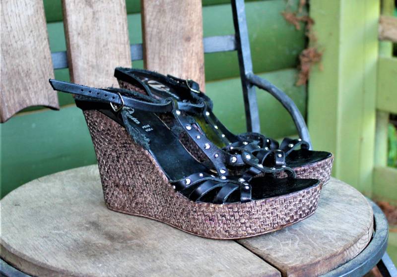 Schwarze Leder Plateau Sandalen Bata Damen Sommer Made in Italy Größe 40Eu/ 9Us/ 26 cm/ 10, 2 Zoll von RetroFashionistaShop