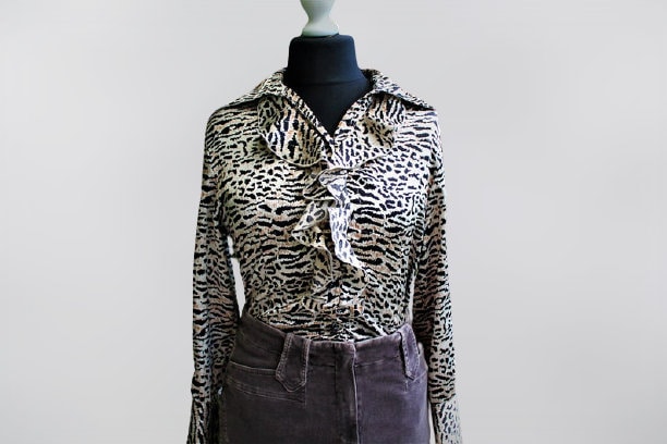 Vintage Braun Weiße Leo Print Bluse Schwarzes Langarm Shirt Damen Satin Größe M von RetroFashionistaShop