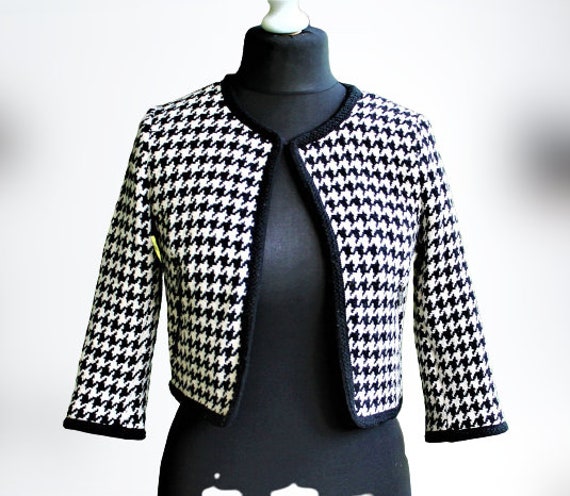 Vintage Jacke Aus Schwarz Weißer Wolle Mit Ornamenten von RetroFashionistaShop