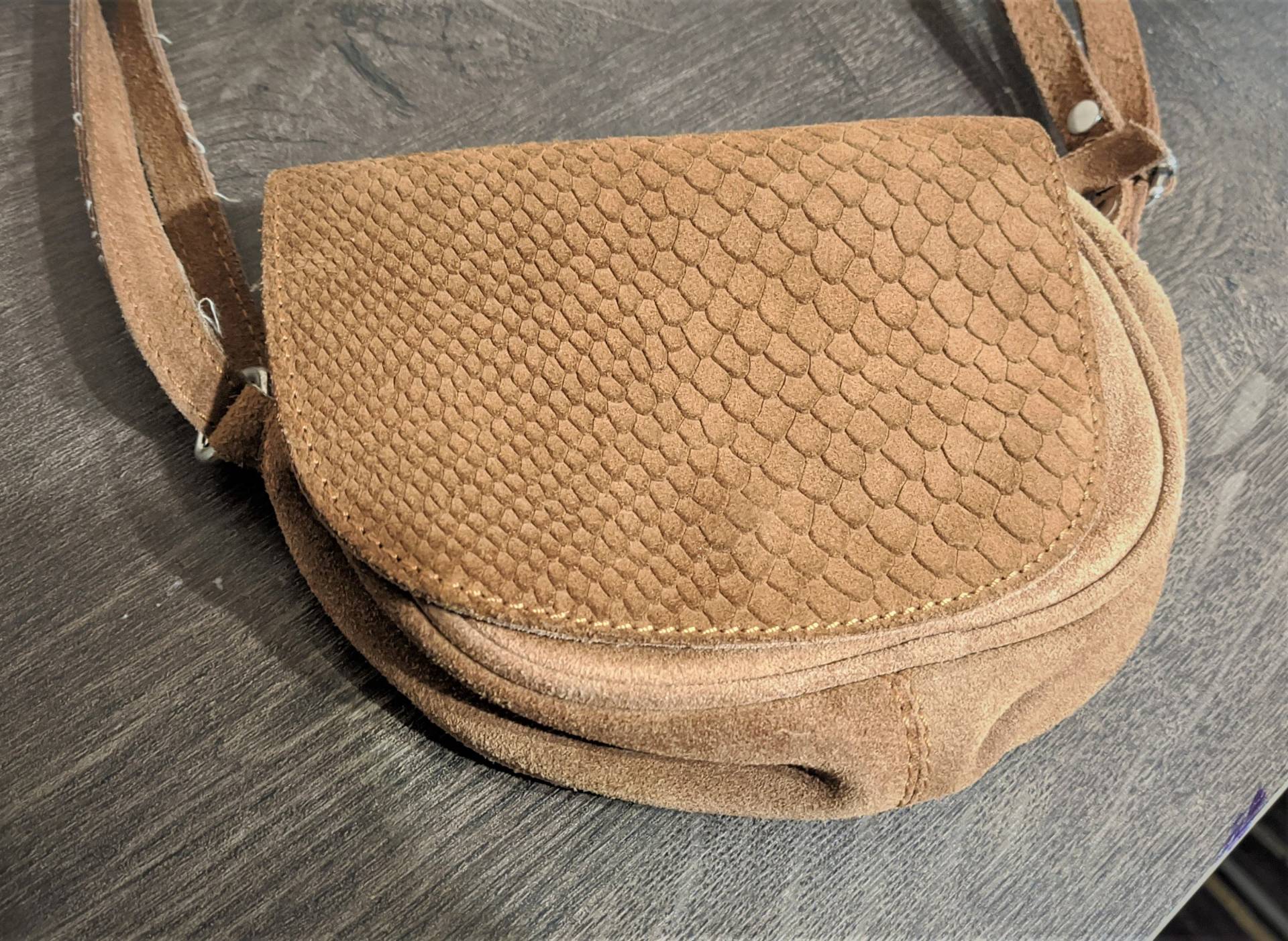 Vintage Kleine Umhängetasche Handtasche Braun Wildleder Damen Geschenk Für Sie von RetroFashionistaShop