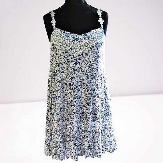 Vintage Minikleid Sommer Weiß Blau Blumen Damen Spitze Größe 12 L von RetroFashionistaShop