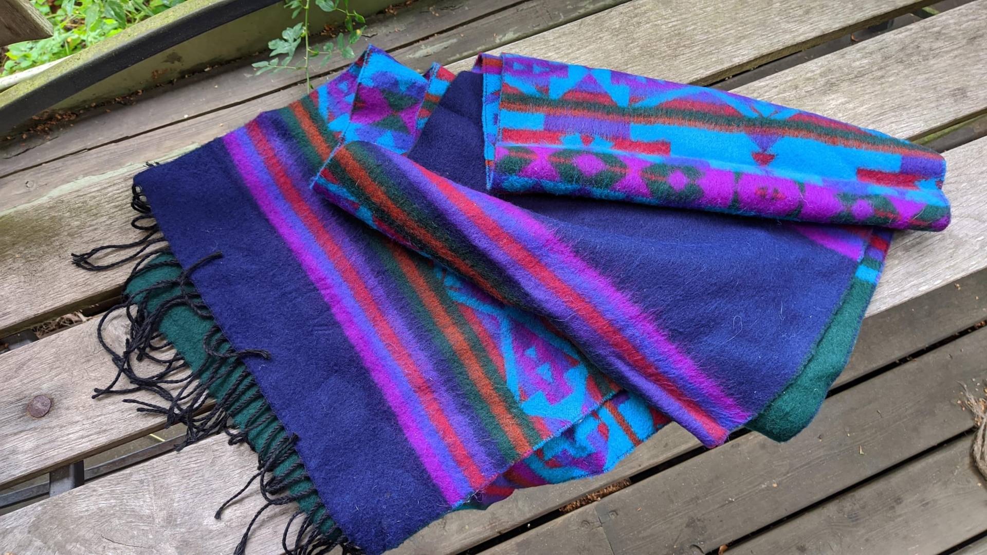 Weicher Vintage Schal Wickeltuch Unisex Lila Blau Rosa Warm Ornamentiert Weihnachten Geschenk von RetroFashionistaShop