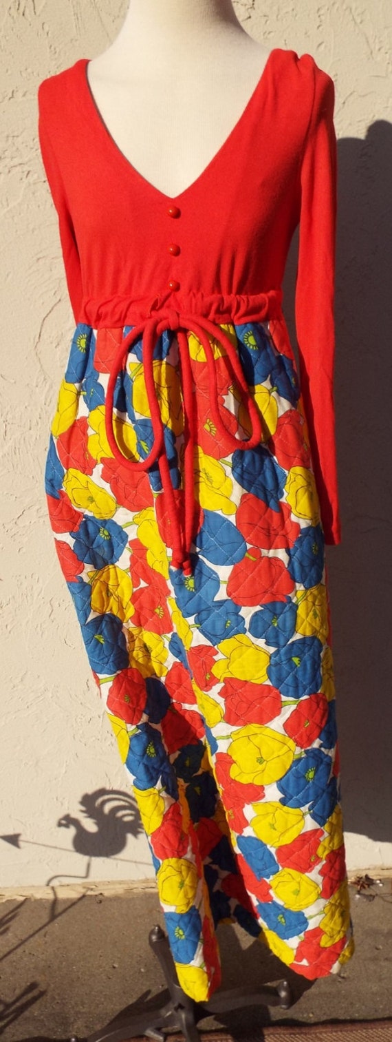 Tolles Vintage Rotes Florales Langarmkleid von RetroGetgoVintage