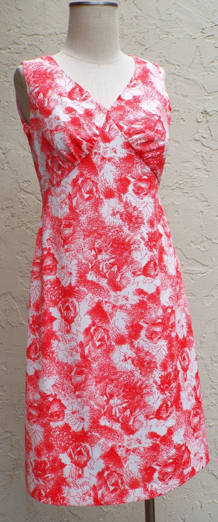 Vintage Ärmellose Rot Und Weiß Floral Print Kleid von RetroGetgoVintage