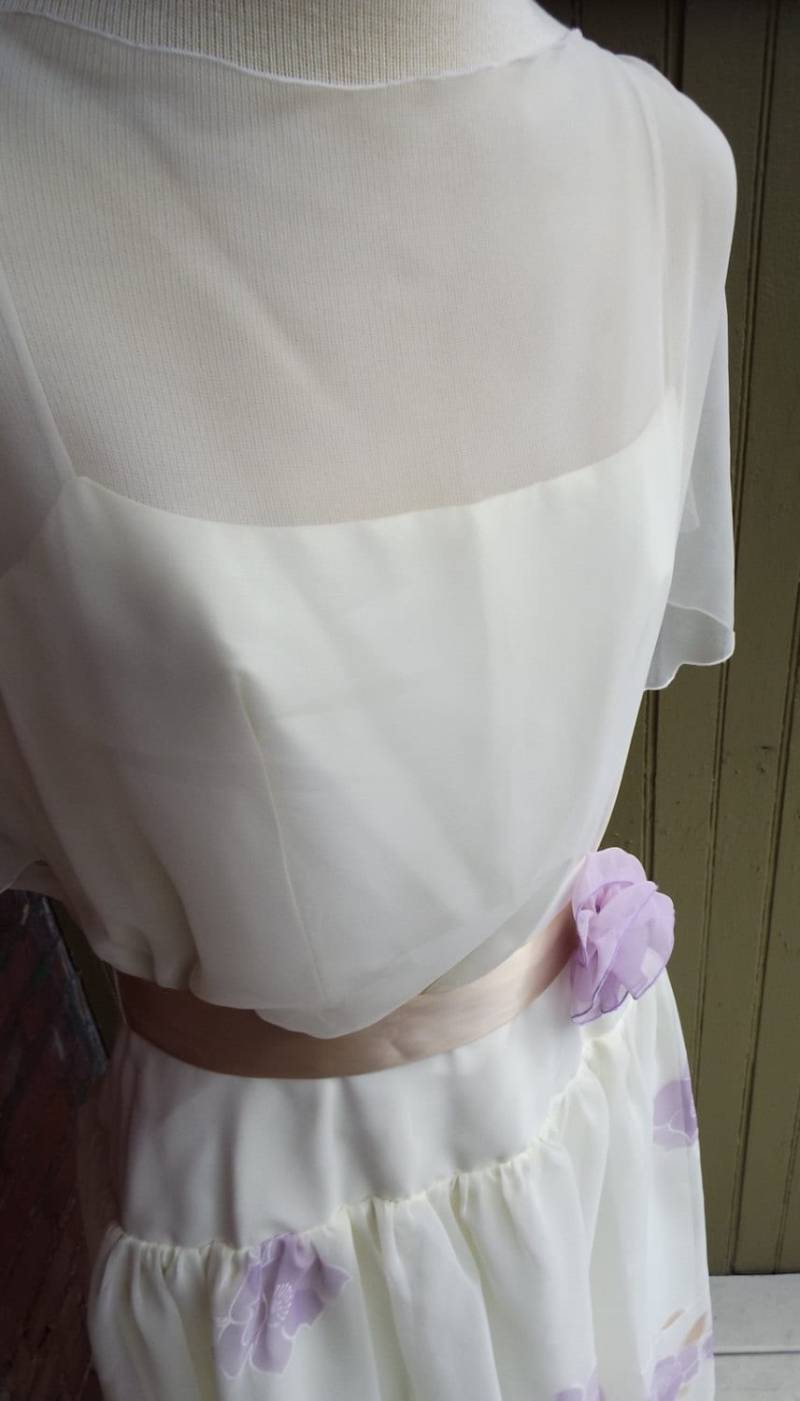 Vintage Weißes Blumen Ärmelloses Kleid Von Bianchi von RetroGetgoVintage