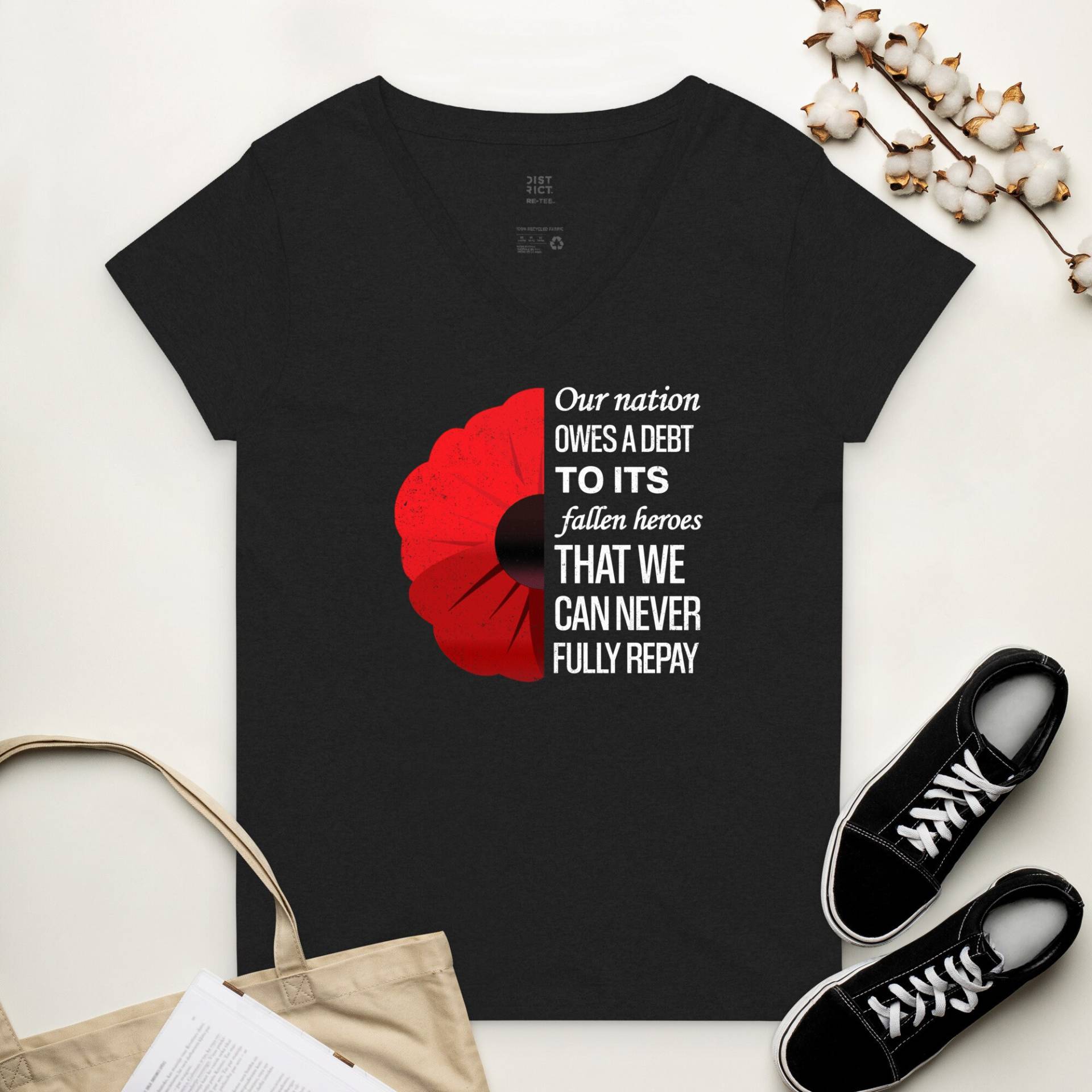 "Schuld Der Nation An Unsere Gefallenen Helden, Zitat Roten Mohnblume, Gedenktag-Design, T-Shirt Mit V-Ausschnitt Für Frauen." von RetroGraphic17