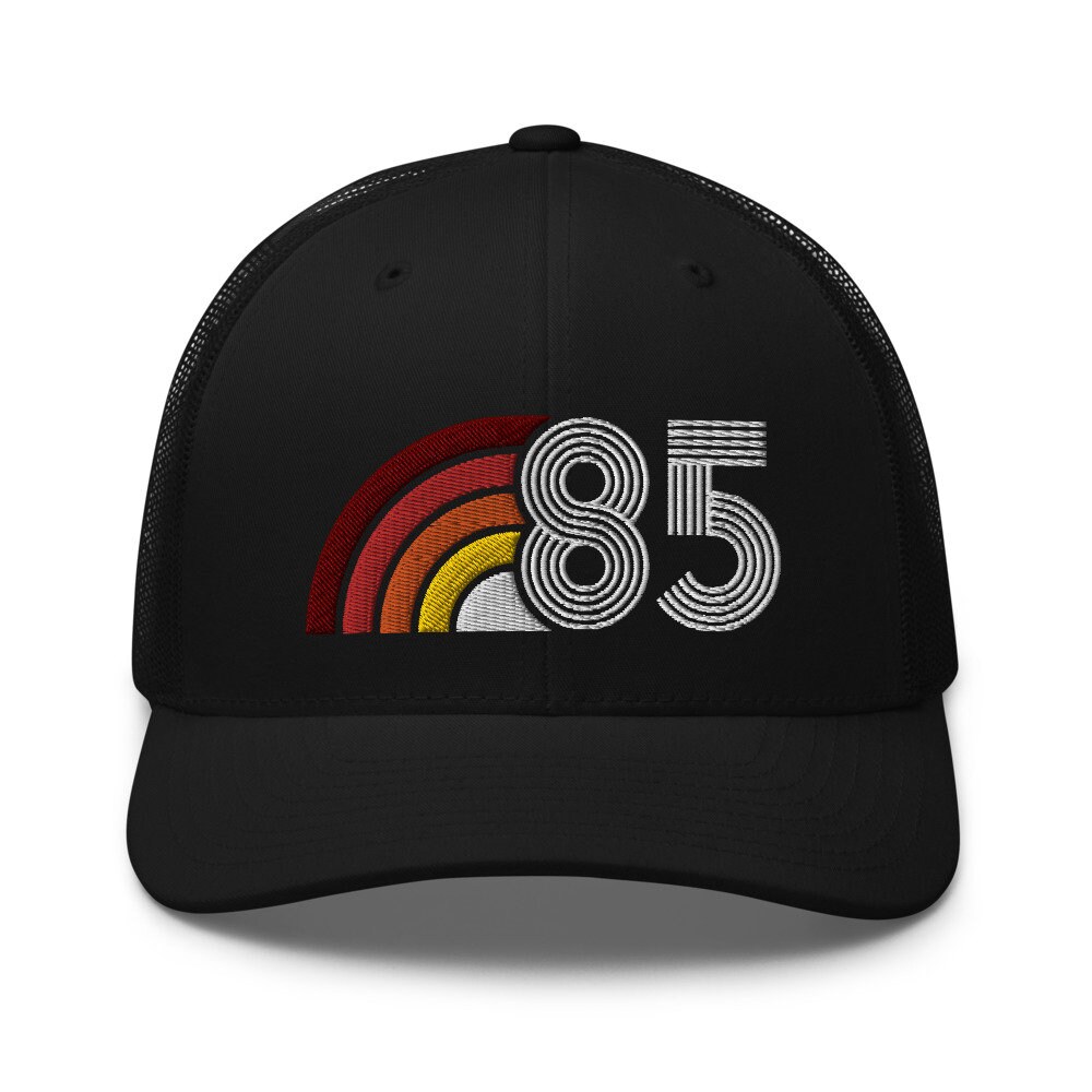 1985 Retro Aura Trucker Hut | Geburtstagsgeschenkidee Oder Männer Und Frauen 85Er Vintage Kappe von RetroRatDesigns