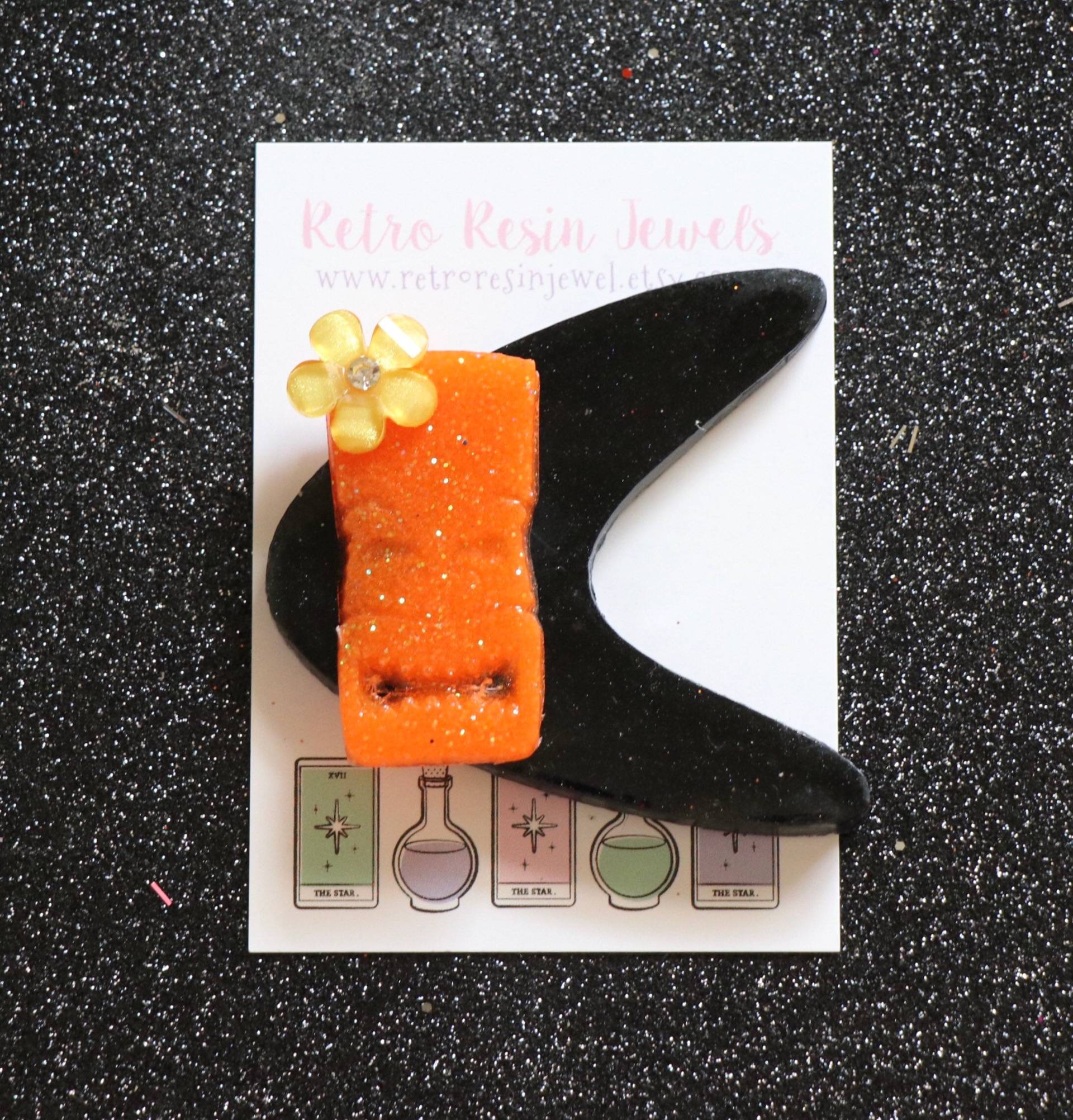 Halloween Atomic Tiki Brosche Halloween Atomic Tiki Brosche von RetroResinJewels