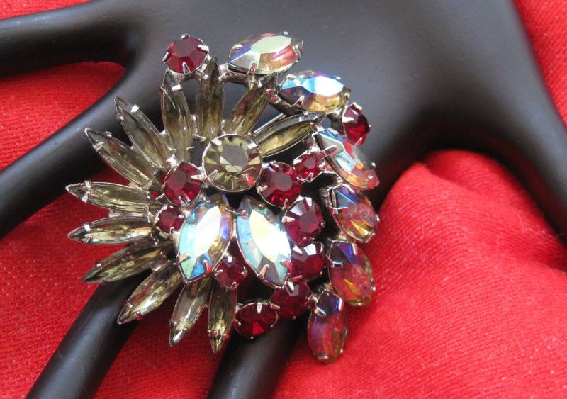 Vintage Aurora Borealis Strass Brosche Rot & Rauchgrau, 1960Er Jahre von RetroRitaGallery