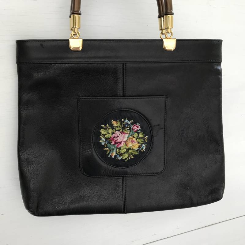 Vintage 1960Er Jahre Petit Point Leder Handtasche, Lucite Griff Schwarze Geldbörse von RetroRunwayVintage