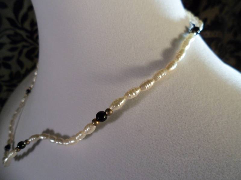 Elegante Süßwasser Perlenkette Mit Verziertem Blumen Gold Ton Fischhaken Verschluss - Perfekt Für Hochzeit/Blumenmädchen Elegante Süßwasser Perlenkette Mit Verziertem Blumen Gold Ton Fischhaken Verschluss - Perfekt Für Hochzeit/Blumenmädchen von RetroSiren