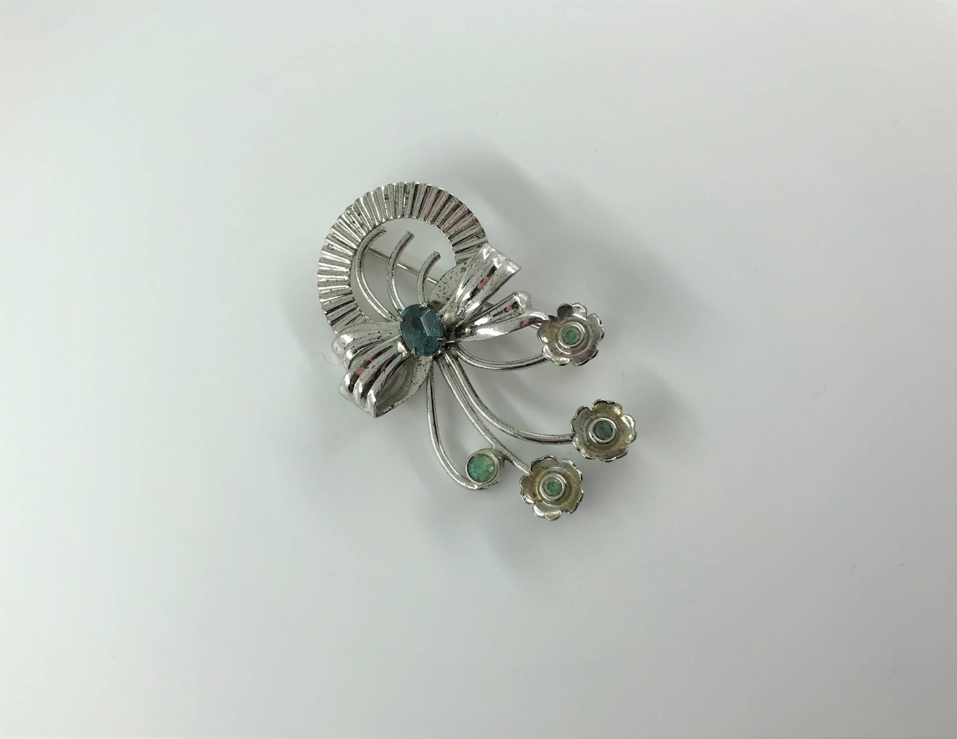 Jahrgang Bond Boyd Sterling Silber Kranz Schleife Und Blumenbrosche - Brosche B Licht Blau/Aquamarin Farbigen Glas Strass Signiert 60Er Jahre Jahrgang Bond Boyd Sterling Silber Kranz Schleife Und Blumenbrosche - Brosche B Licht Blau/Aquamarin Farbigen Glas Strass Signiert 60Er Jahre von RetroSiren