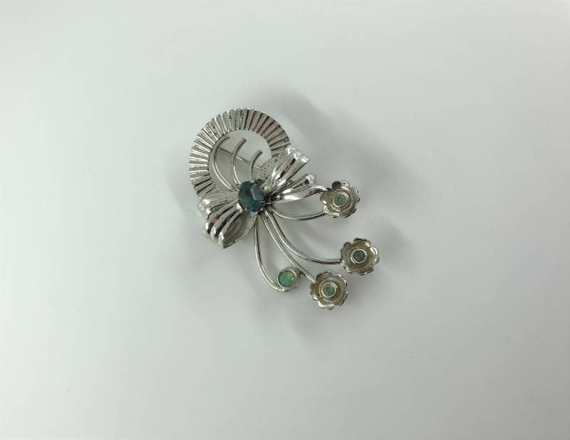 Jahrgang Bond Boyd Sterling Silber Kranz Schleife Und Blumenbrosche - Brosche B Licht Blau/Aquamarin Farbigen Glas Strass Signiert 60Er Jahre Jahrgang Bond Boyd Sterling Silber Kranz Schleife Und Blumenbrosche - Brosche B Licht Blau/Aquamarin Farbigen Glas Strass Signiert 60Er Jahre von RetroSiren