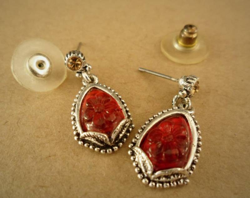 Vintage Silber Getönten Modeschmuck Baumeln/Ohrhänger Mit Tief Rot Durchsichtig Geschnitzt Lucite Blüten Und Kleinen Gelben Cz Steine - Ohrlöcher von RetroSiren