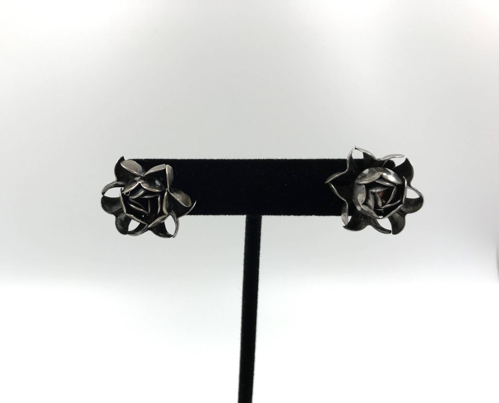 Vintage Sterling Silber Rose Bud Blume Schrauben Ohrringe - Clip Auf Ca. 1950Er Jahre Große Feder/Natur-Thema Ranunkeln Vintage Sterling Silber Rose Bud Blume Schrauben Ohrringe - Clip Auf Ca. 1950Er Jahre Große Feder/Natur-Thema Ranunkeln von RetroSiren