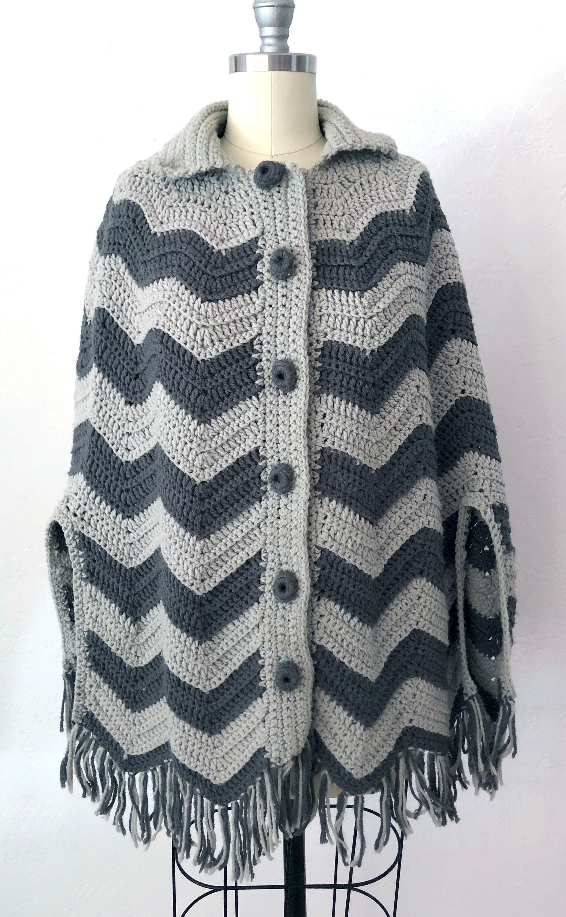 1970Er Jahre Grauer Gehäkelter Chevron Poncho Wickelschal | Mittel Handgefertigten Häkelpullover Boho 1970Er Jahre Grauer Gehäkelter Chevron Poncho Wickelschal | Mittel Handgefertigten Häkelpullover Boho von RetroSuzysVintage