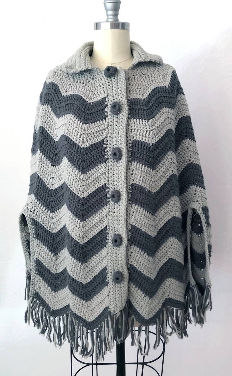 1970Er Jahre Grauer Gehäkelter Chevron Poncho Wickelschal | Mittel Handgefertigten Häkelpullover Boho von RetroSuzysVintage