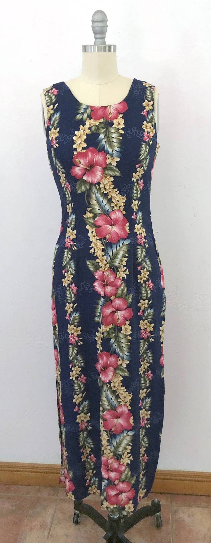80Er Jahre Ärmelloses Maxi-Kleid Aus Den Jahren | Größe Small Tiki Kleid Gestreiftes Florales Hawaii von RetroSuzysVintage