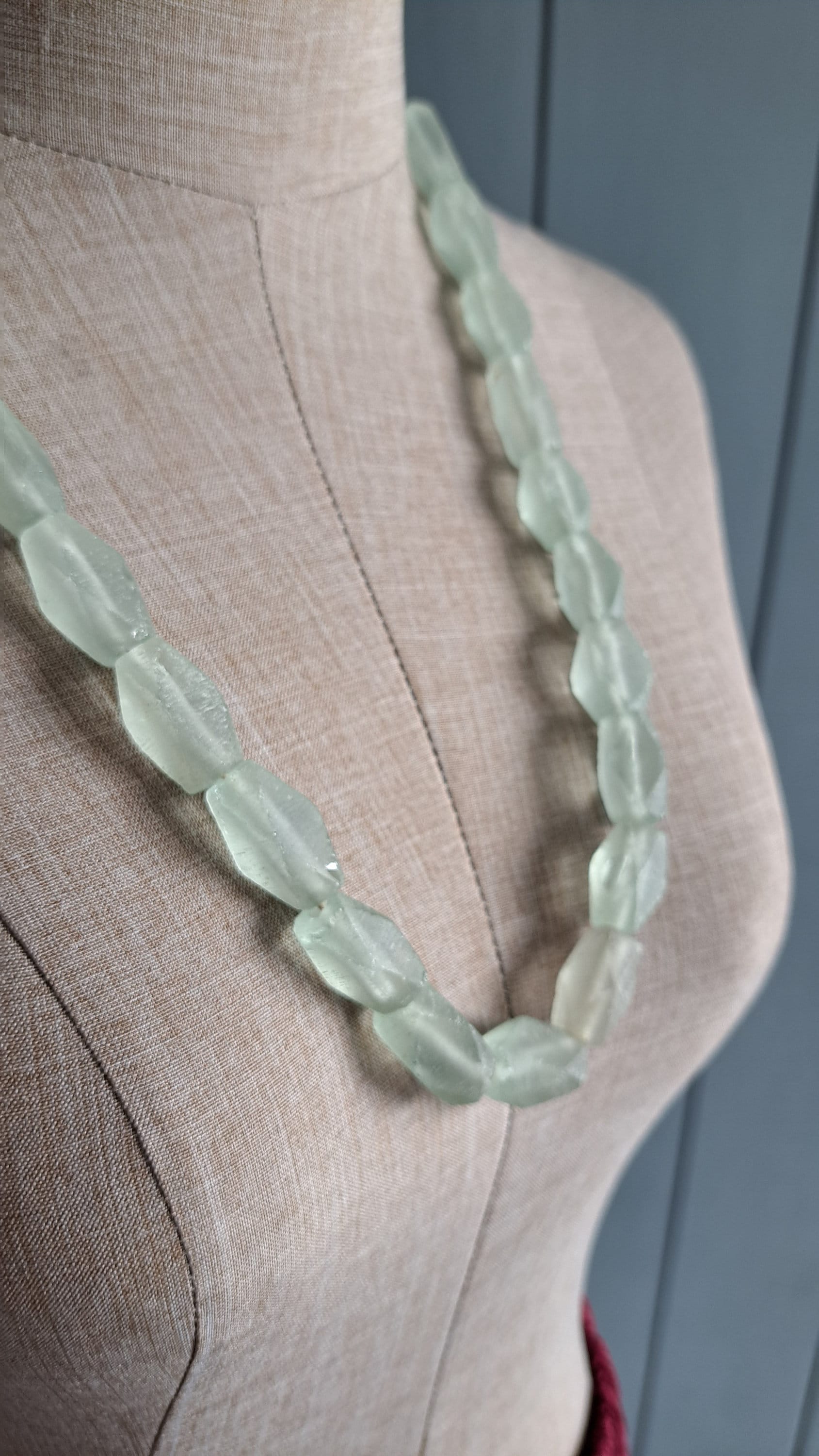 Alte Glasperlenkette - Grüne Durchscheinende Glasperlen von RetroTheory