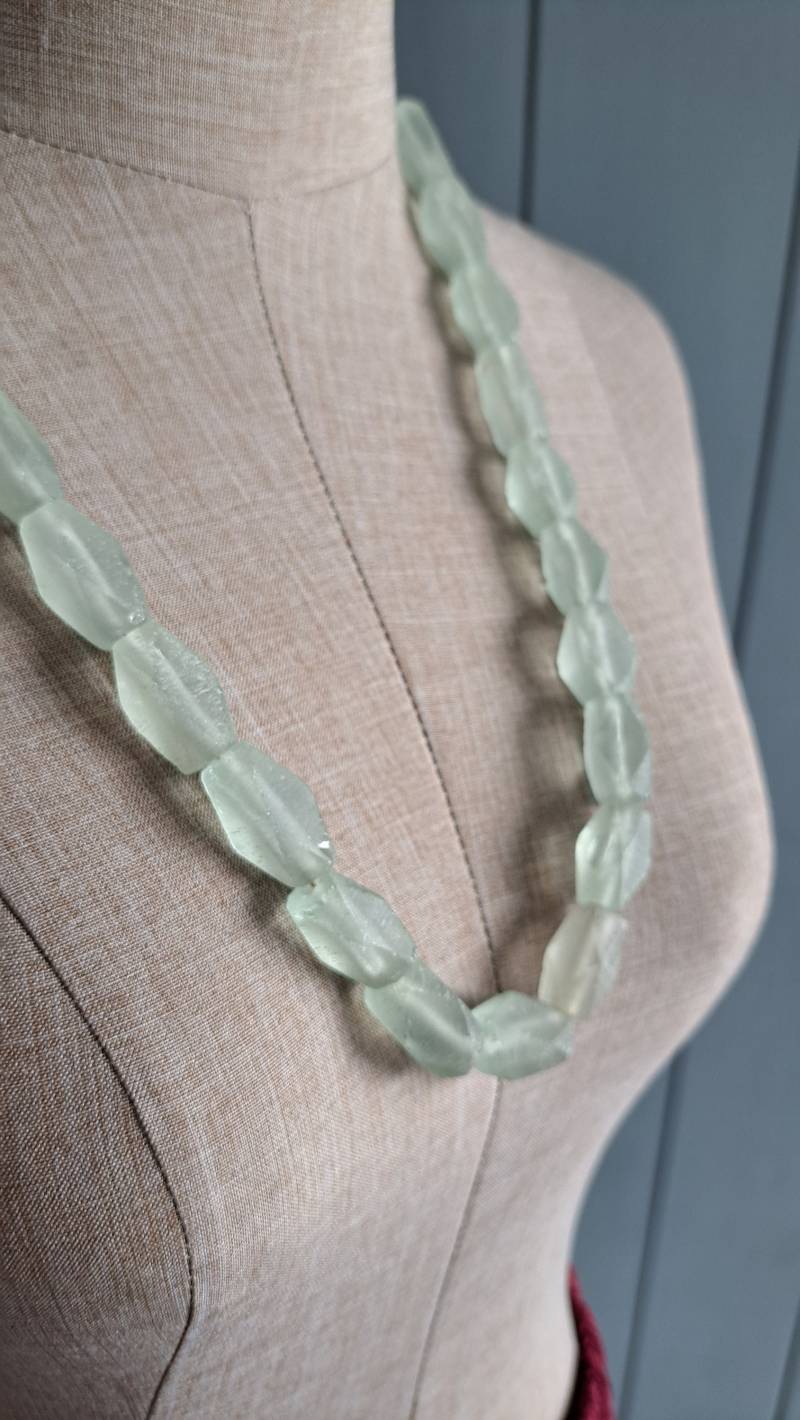 Alte Glasperlenkette - Grüne Durchscheinende Glasperlen von RetroTheory