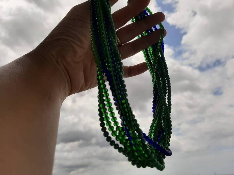 Grün Blau Kleine Perlenkette - Multi Strang Metallhaken Kurze Halskette von RetroTheory