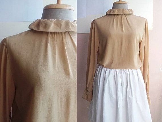 S - M Vintage Reine Seide Beige Bluse Rüschen Stehkragen Crepe De Chine Seidenbluse Made in France von RetroTheory