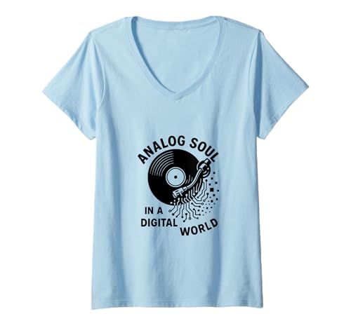Damen Analoge Seele in Einer digitalen Welt — Ästhetik T-Shirt mit V-Ausschnitt Damen Analoge Seele in Einer digitalen Welt — Ästhetik T-Shirt mit V-Ausschnitt von RetroWave Culture