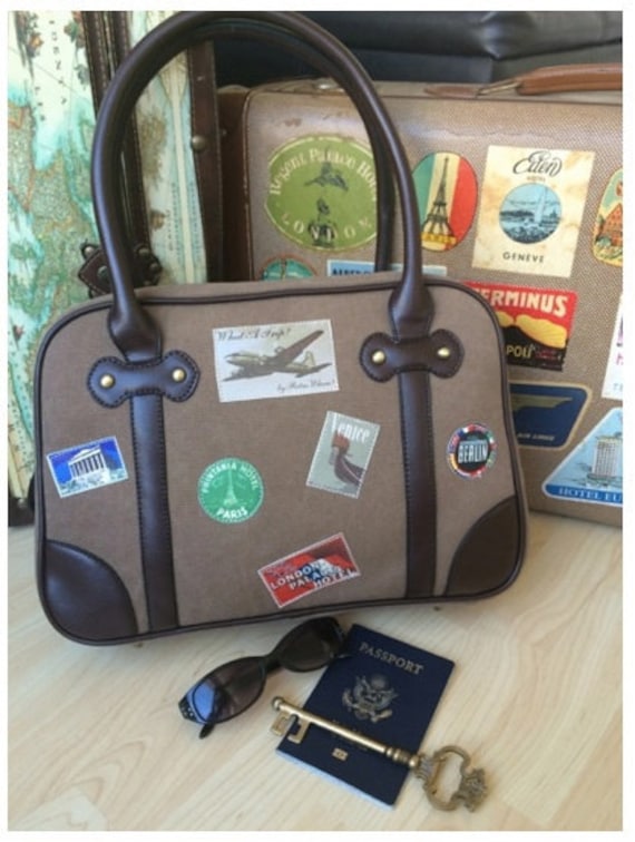 Reise-Inspirierte Handtasche 1940Er 1950Er Jahre Vintage-stil, Handtasche Mit Reise-Aufklebern Landkarte Innen Reise-Inspirierte Handtasche 1940Er 1950Er Jahre Vintage-stil, Handtasche Mit Reise-Aufklebern Landkarte Innen von RetroWhere
