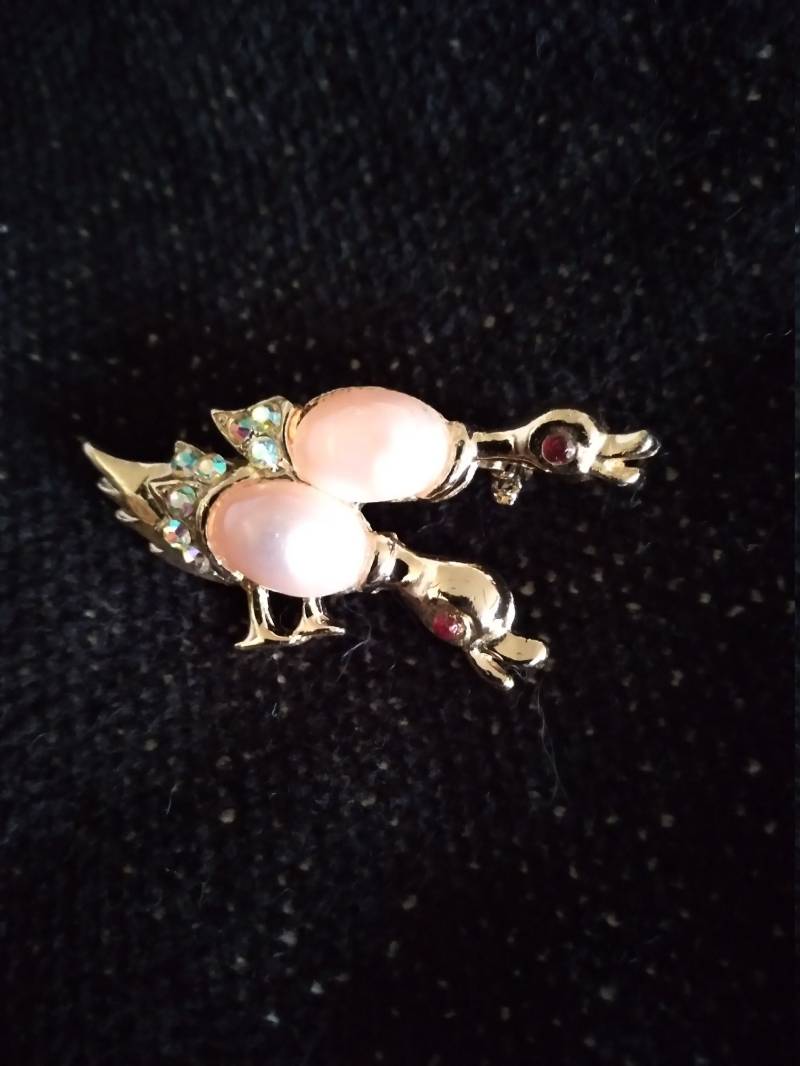 Vintage 1950Er Enten Brosche in Goldton Und Aurora Borealis Mit Perlmuttfarbenem Rosa Inlay von RetroZombie74