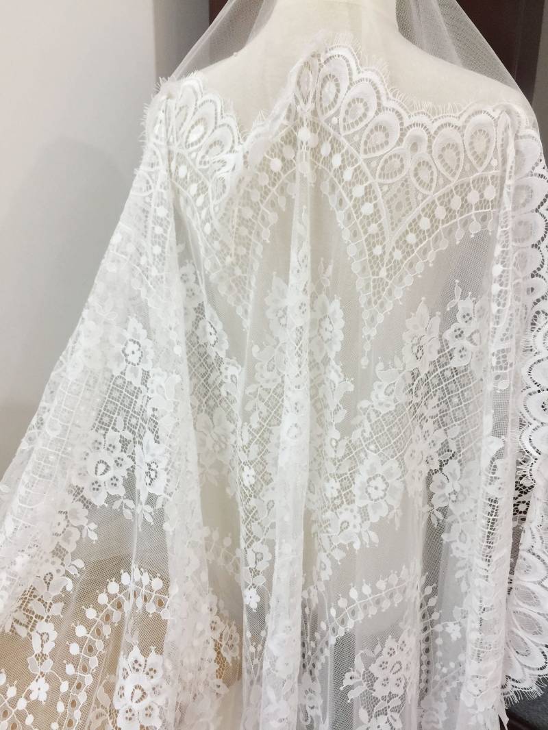 3 Meter Stück Braut Chantilly Spitze Stoff, Dessous Spitze, Wimpern Hochzeit Spitzenstoff, Weiche, Blumen von Retrolace