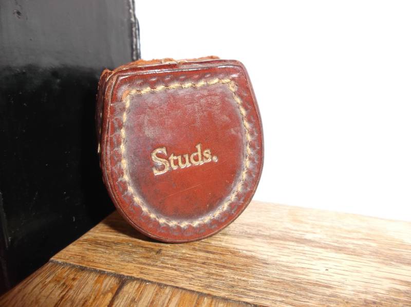 Vintage Herren Manschettenknöpfe Nieten Leder Reiseetui Circa 1930Er 1940Er Jahre von Retromagination