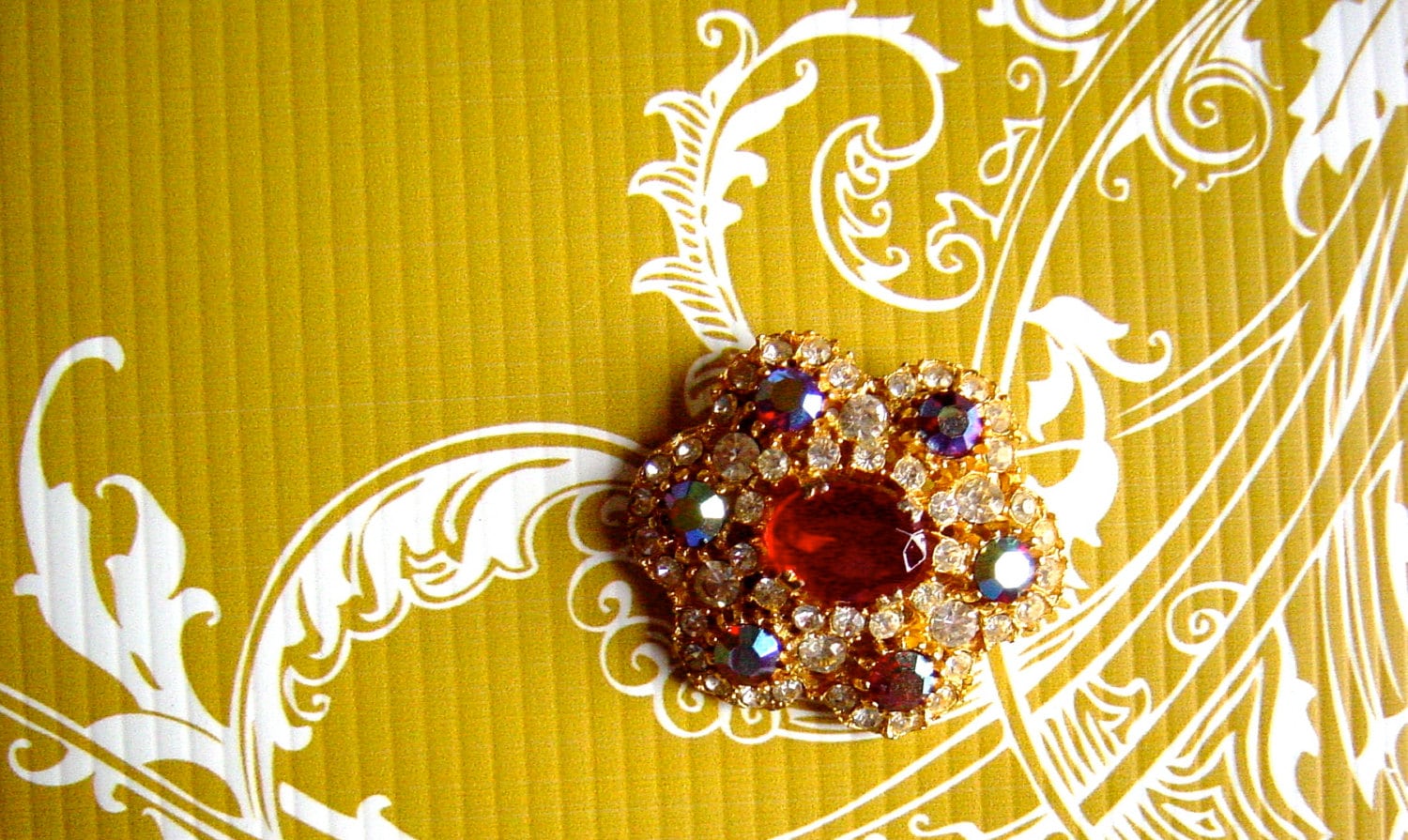 Vintage Mcm Brosche Circa 1950Er Jahre Rubine Und Straß Gold Pin Weihnachtsbrosche Vintage Mcm Brosche Circa 1950Er Jahre Rubine Und Straß Gold Pin Weihnachtsbrosche von Retromagination