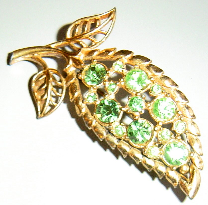 Vintage Mcm Brosche Mit Grünem Strass Und Blattgold Anstecknadel Circa 1950Er Jahre Vintage Mcm Brosche Mit Grünem Strass Und Blattgold Anstecknadel Circa 1950Er Jahre von Retromagination