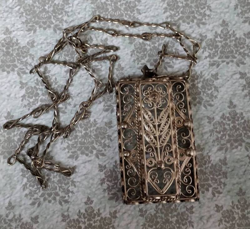 Cooler Sixtees Silberanhänger Und Die Passende Halskette Dazu von RetromaniaDE