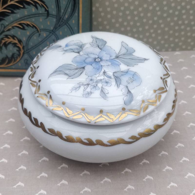 Feine, Handbemalte Porzellandose Feine, Handbemalte Porzellandose von RetromaniaDE