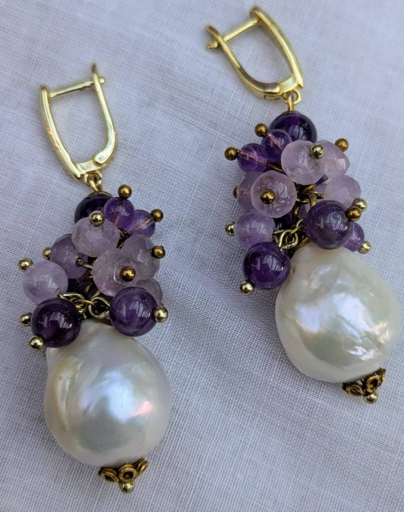 Großartige Ohrhänger Mit Großen Barockperlen Und Amethyst Perlen, Statement Ohrschmuck Großartige Ohrhänger Mit Großen Barockperlen Und Amethyst Perlen, Statement Ohrschmuck von RetromaniaDE