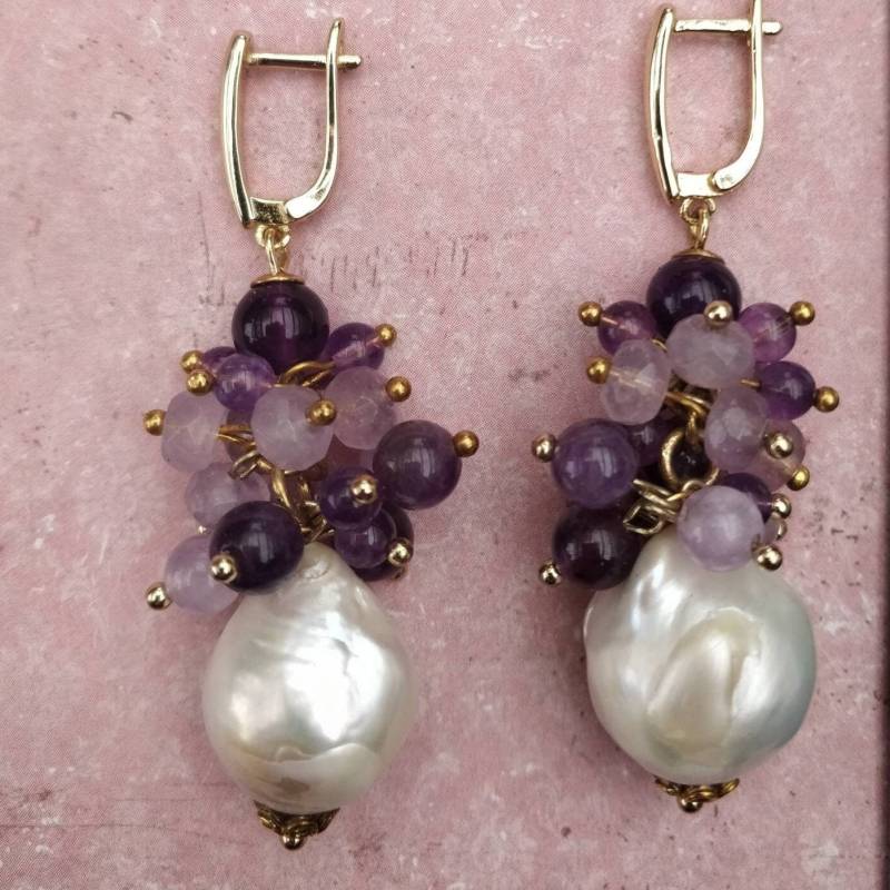 Riesengroße Vergoldete Ohrhänger Mit Echten Amethysten Und Super Großen Barockperlen Riesengroße Vergoldete Ohrhänger Mit Echten Amethysten Und Super Großen Barockperlen von RetromaniaDE