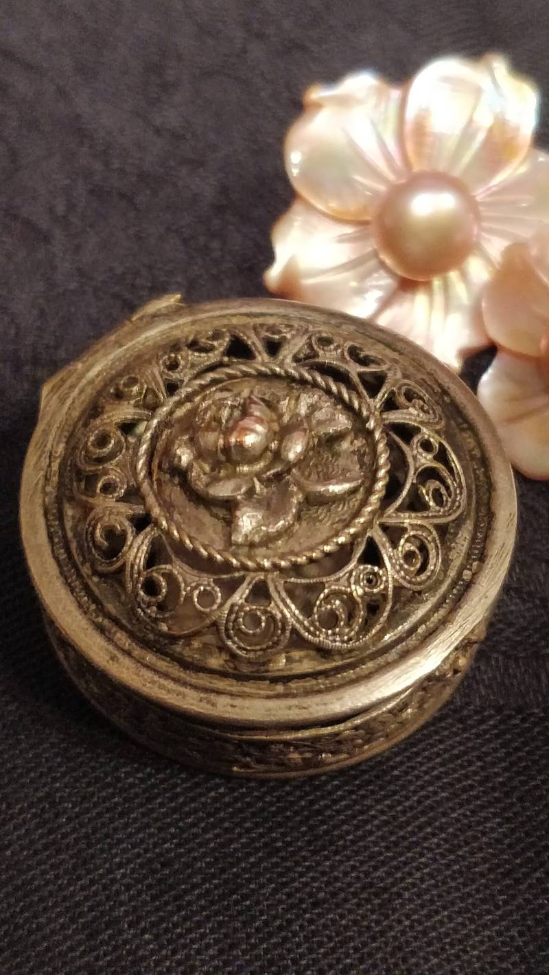 Sehr Filigranes Mini Metalldöschen Sehr Filigranes Mini Metalldöschen von RetromaniaDE