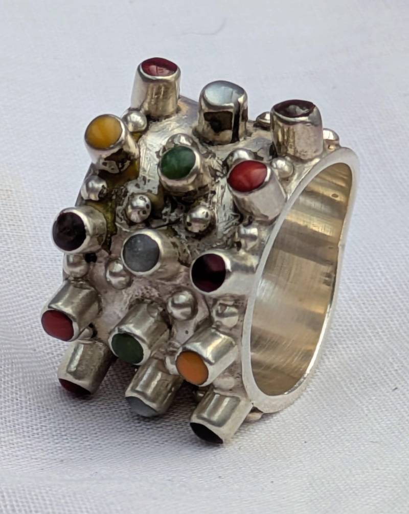 Superschöner, Handgeschmiedeter Silberring Mit 15 Bunten Halbedelsteinen Superschöner, Handgeschmiedeter Silberring Mit 15 Bunten Halbedelsteinen von RetromaniaDE