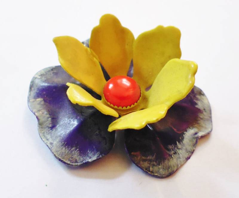 1960Er Jahre Emaille-Blumen-Brosche Gelb, Lila, & Orange von RetroroxJewellery