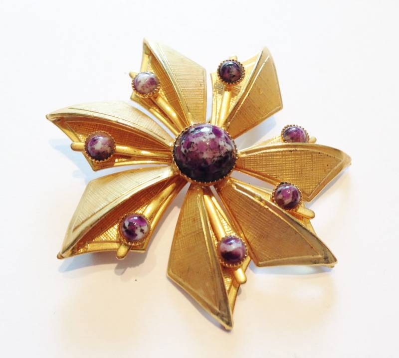 1960S Vintage Brosche Aus Vergoldetem Papier Mit Lila Glascabochons 1960S Vintage Brosche Aus Vergoldetem Papier Mit Lila Glascabochons von RetroroxJewellery