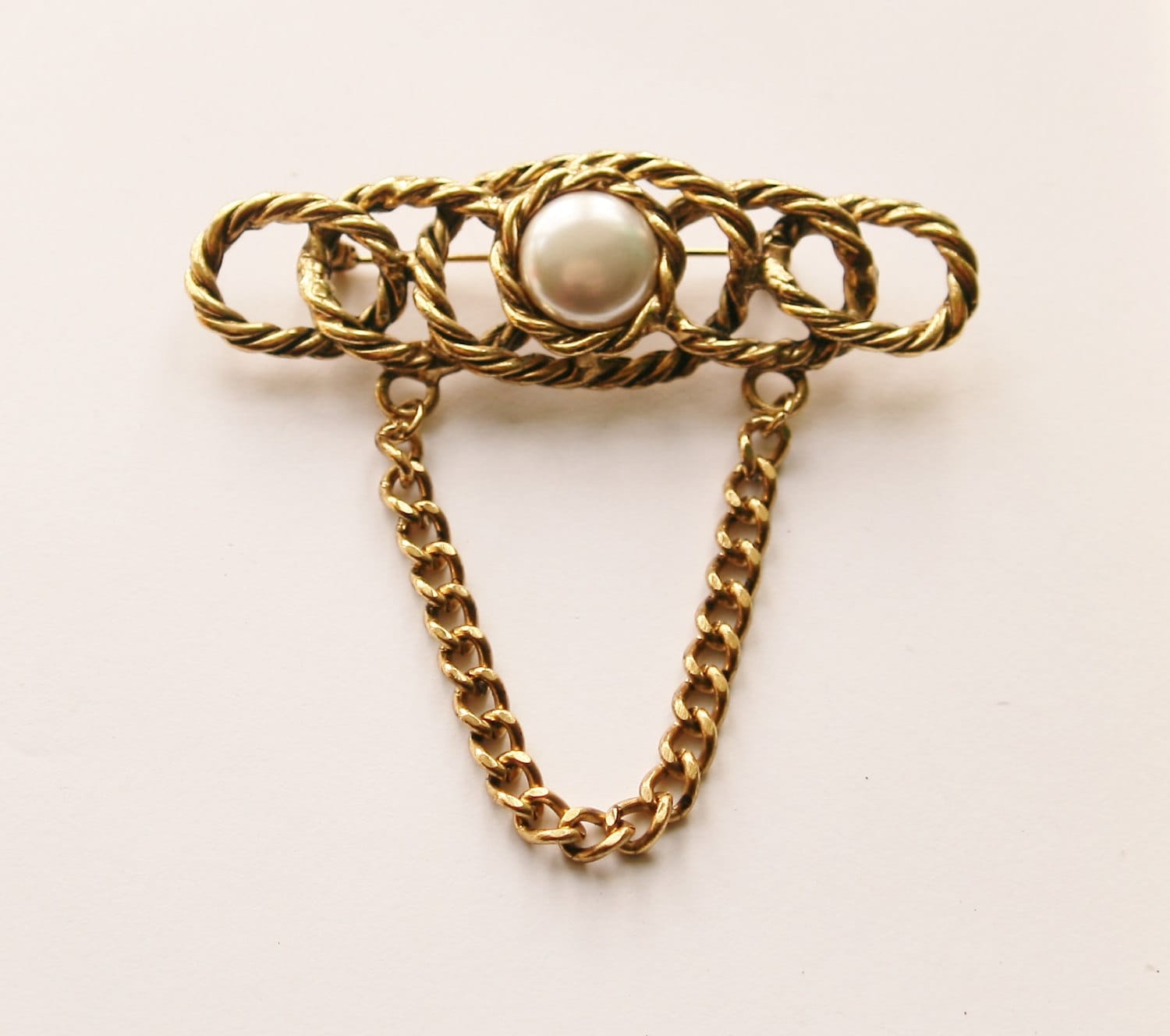 1980S Vergoldete Brosche Mit Harzperle Und Kette - Dmj Vintage Uk 1980S Vergoldete Brosche Mit Harzperle Und Kette - Dmj Vintage Uk von RetroroxJewellery