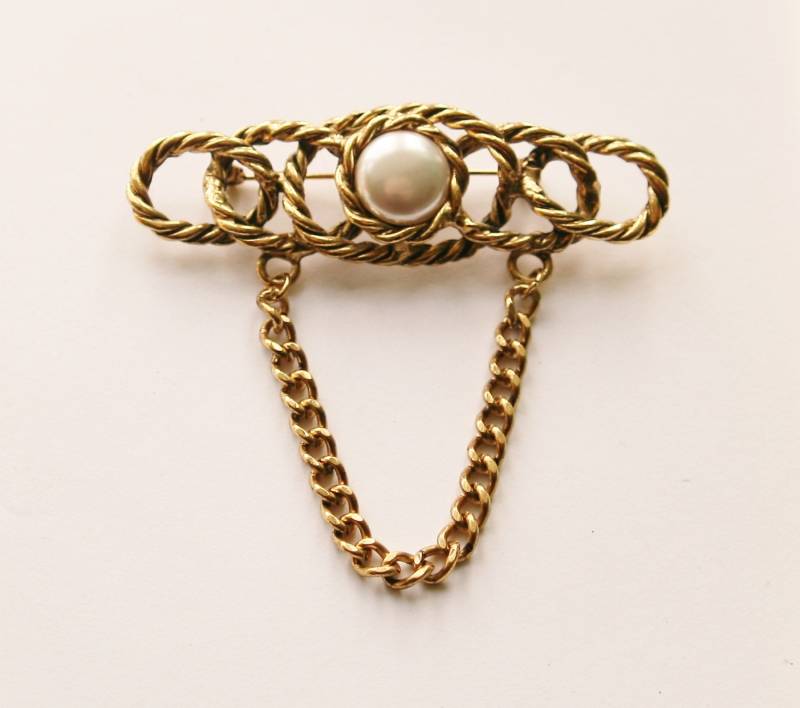 1980S Vergoldete Brosche Mit Harzperle Und Kette - Dmj Vintage Uk von RetroroxJewellery