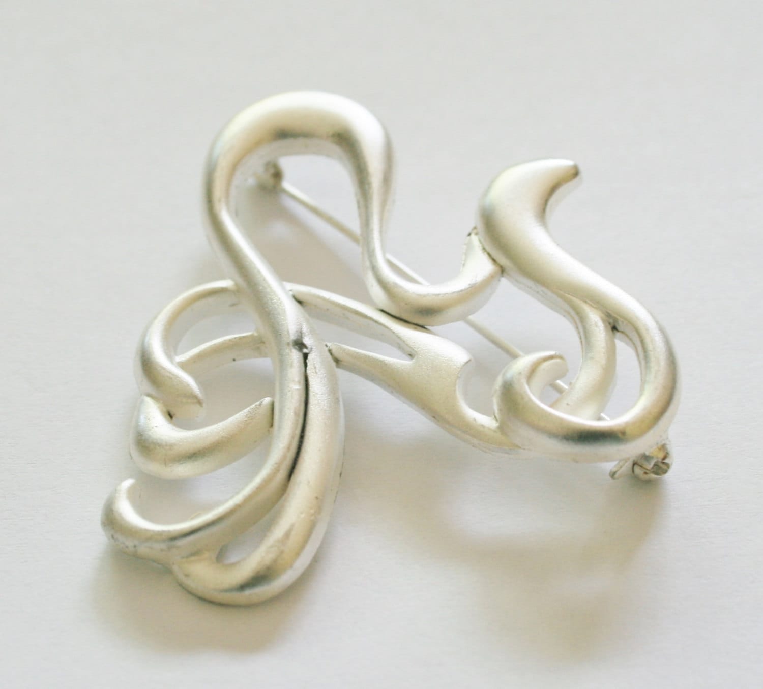 1990S Abstrakte Matte Silber Brosche - Made in Uk 1990S Abstrakte Matte Silber Brosche - Made in Uk von RetroroxJewellery
