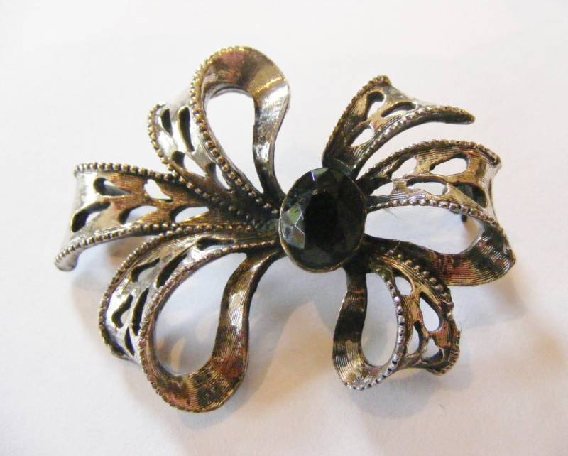 80S Vintage Schleifen-Brosche Antiksilber-Ton, Jet Schwarzes Kristall von RetroroxJewellery