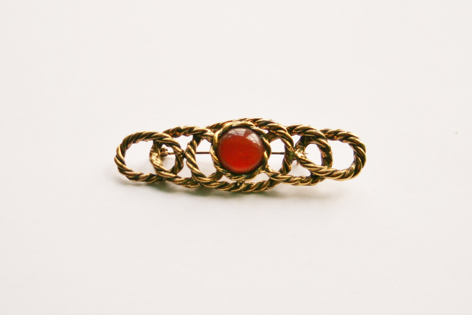 90S Vintage Knoten Brosche Mit Karneol Glascabochon in Gold 90S Vintage Knoten Brosche Mit Karneol Glascabochon in Gold von RetroroxJewellery
