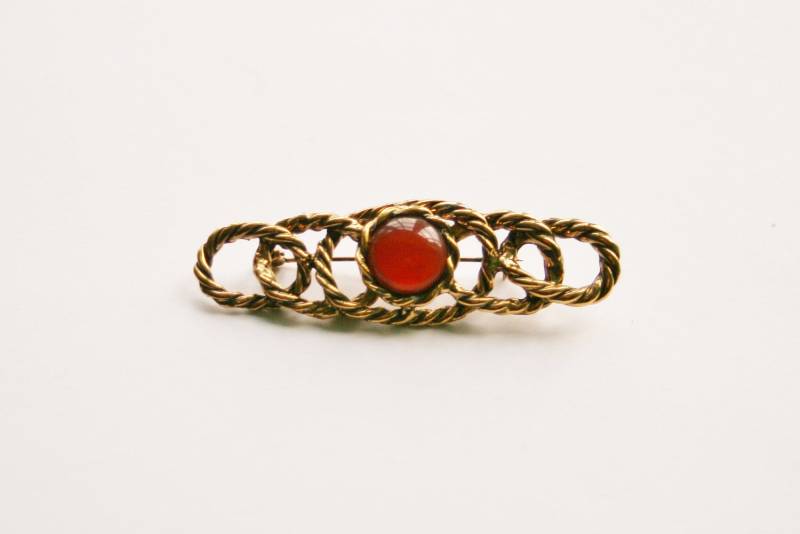 90S Vintage Knoten Brosche Mit Karneol Glascabochon in Gold 90S Vintage Knoten Brosche Mit Karneol Glascabochon in Gold von RetroroxJewellery