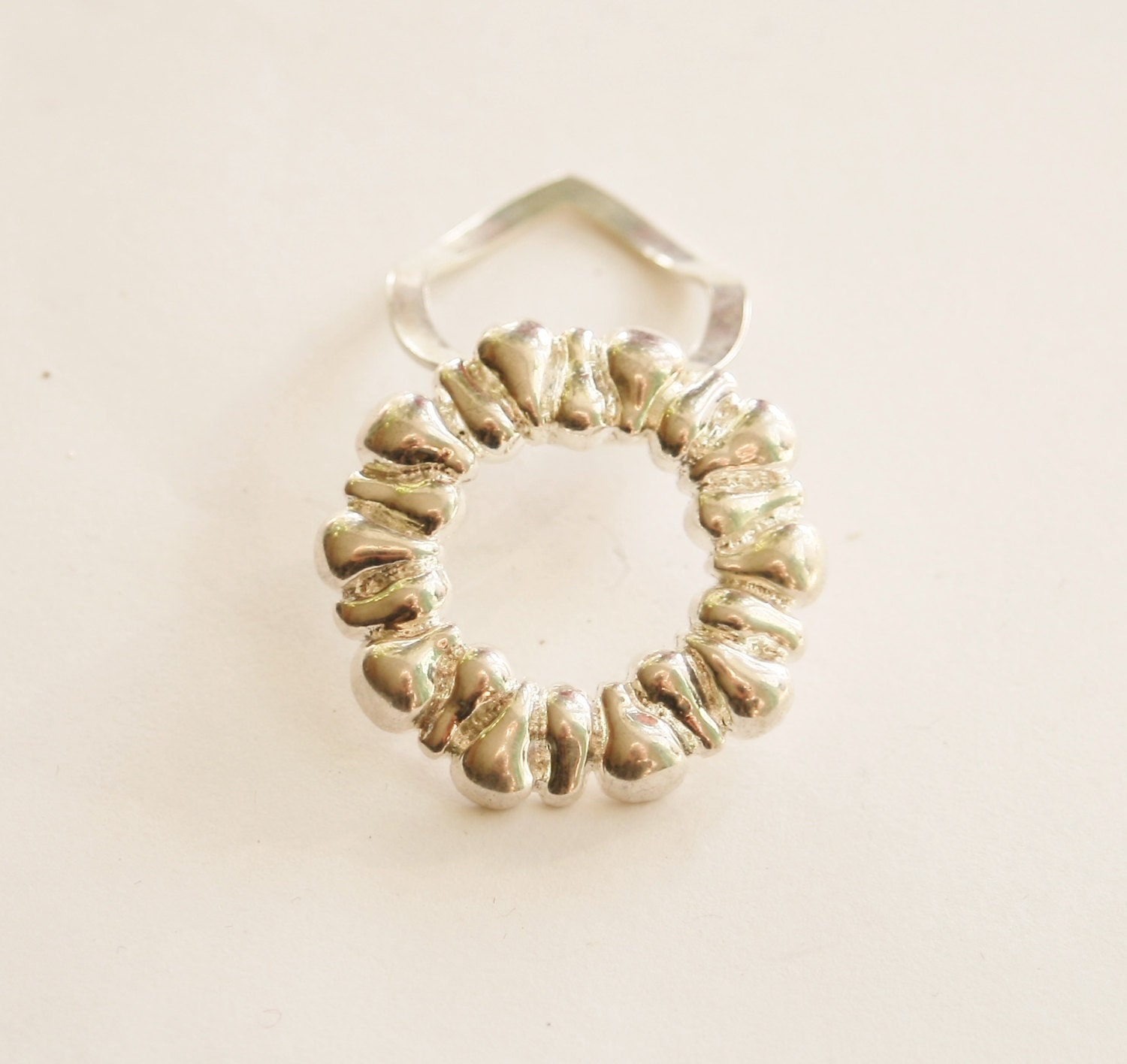 Gemusterter Rundschal-Clip Versilberter Modeschmuck, Made in England Gemusterter Rundschal-Clip Versilberter Modeschmuck, Made in England von RetroroxJewellery